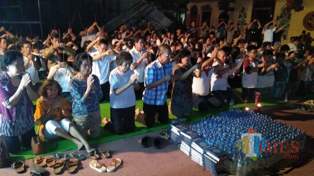 Meski terbakar, Klenteng Tri Dharma malam ini ditempati peribadatan dan doa bersama Waisak (Agus Salam/Jatim TIMES)