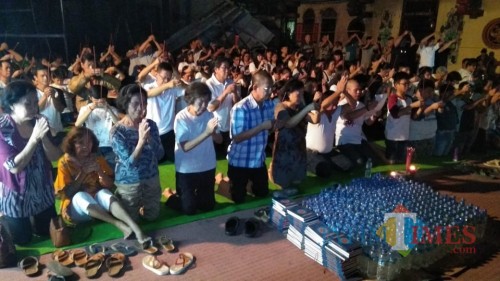 Meski terbakar, Klenteng Tri Dharma malam ini ditempati peribadatan dan doa bersama Waisak (Agus Salam/Jatim TIMES)