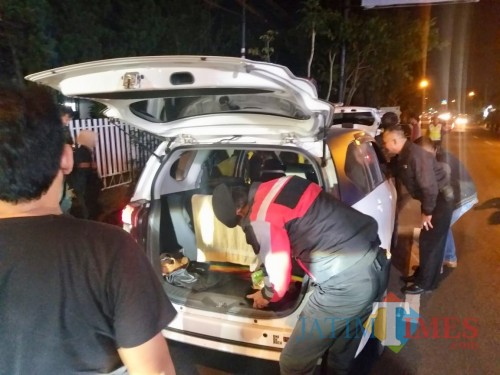 Petugas saat memeriksa mobil salah satu pengendara di Jl Trunojoyo, Minggu (19/5/2019) dini hari.