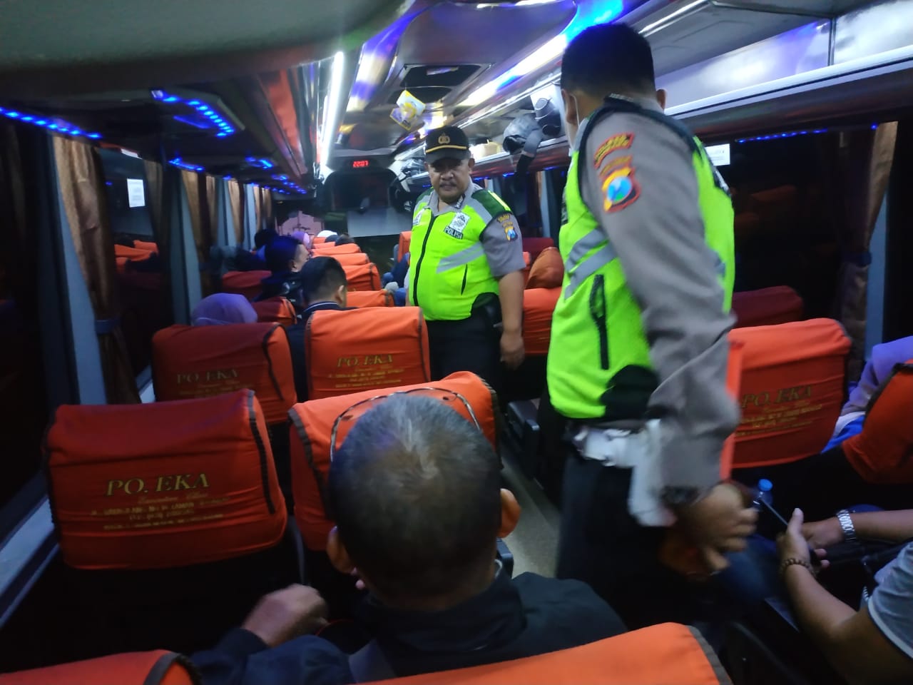Sejumlah anggota Polres Jombang saat melakukan pemeriksaan kepada para penumpang bus. (Istimewa)
