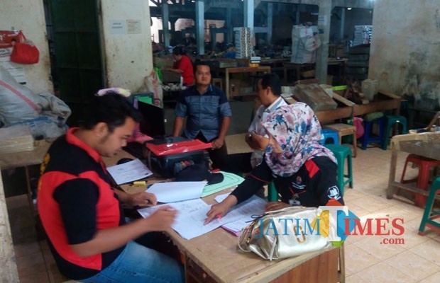 Tim DLH Pemkab Blitar saat sidak ke salah satu pabrik rokok akhir tahun 2018 kemarin.(Foto : Aunur Rofiq/BlitarTIMES)