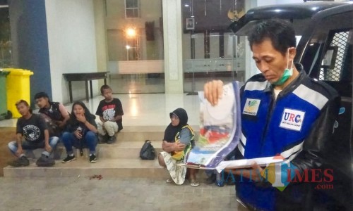 Tim Dinas Sosial Kota Batu saat mendata gepeng di halaman Balai Kota Among Tani, Sabtu (18/5/2019) malam.