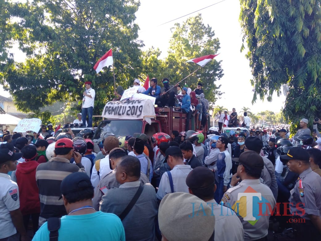 Ahmad Zainuri Ghazali penanggungjawab aksi diatas truk saat orasi menggunakan kemeja putih kopyah merah (Foto Sony Haryono / Situbondo TIMES)