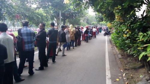 Antrean pendaftaran PPDB online yang memanjang di SMPN 21 Malang. (Foto: @EkoIswahyudi10 via Twitter)