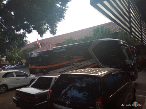 Bus yang diamankan petugas kepolisian di Polres Malang Kota saat akan berangkat ke Jakarta (Anggara Sudiongko/MalangTIMES)