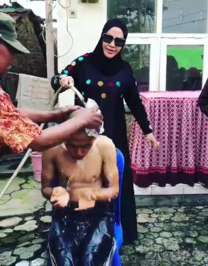 Istri Sekda Kota Malang Endang Purnawi Wasto saat memandikan salah satu pasien ODGJ (Foto: Istimewa)