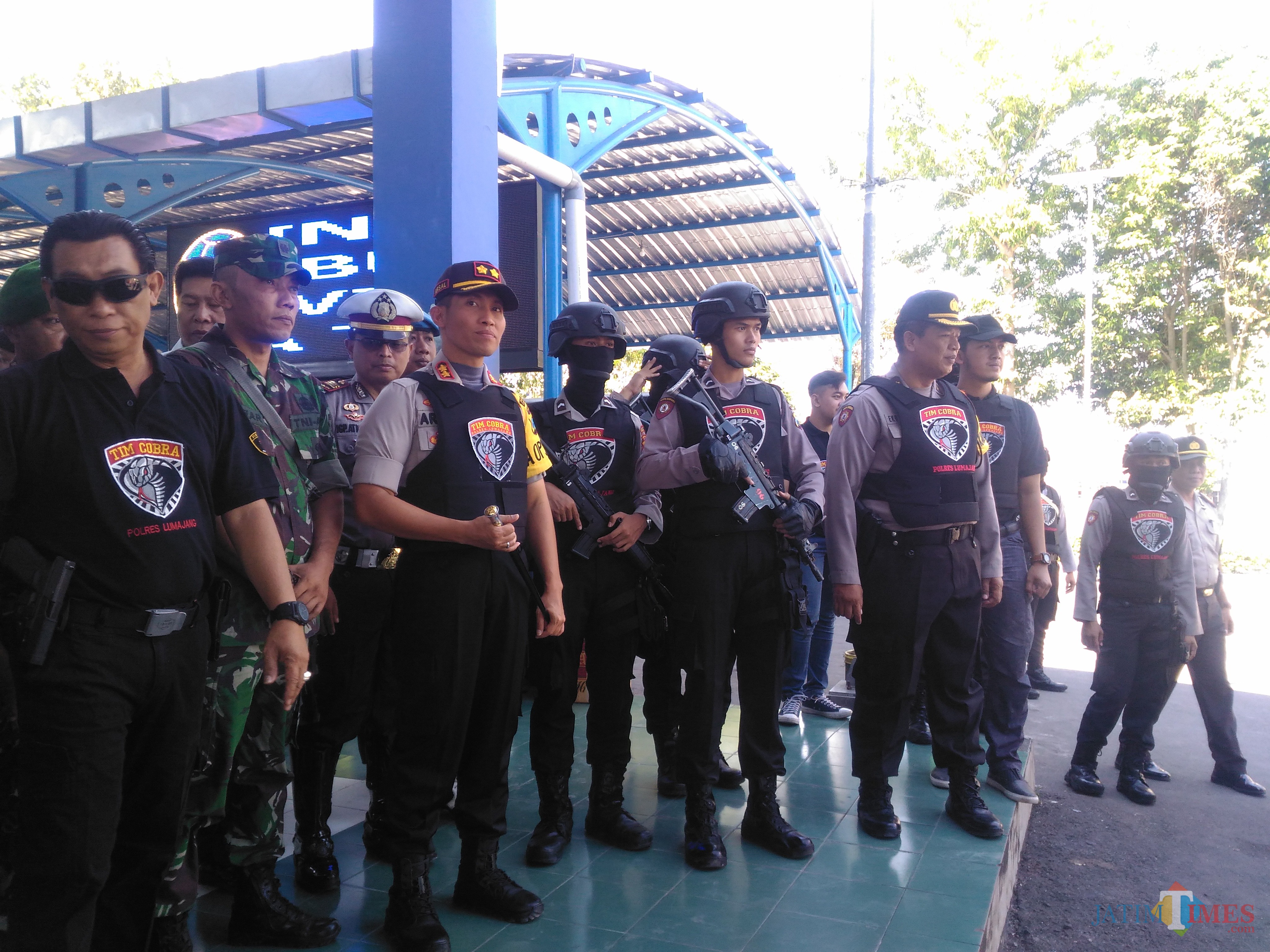 Kapolres Lumajang AKBP DR. Muhammad Arsal Sahban ketika memimpin Tim Cobra ke Terminal Wonorejo Lumajang (Foto : Moch. R. Abdul Fatah / Jatim TIMES)