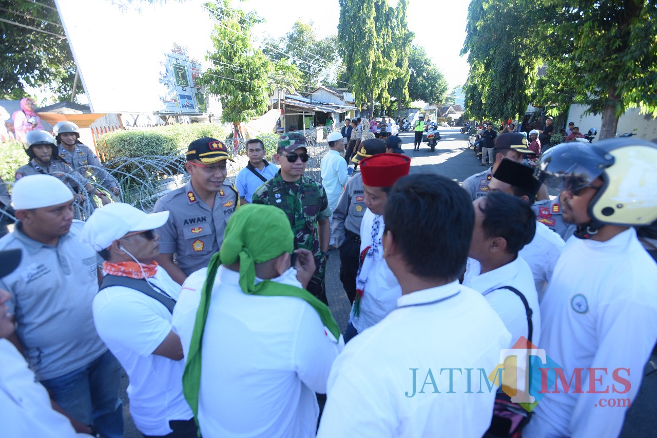 Kapolres bersama Dandim saat berbaur dengan para pendemo (Foto Heru Hartanto / Situbondo TIMES)