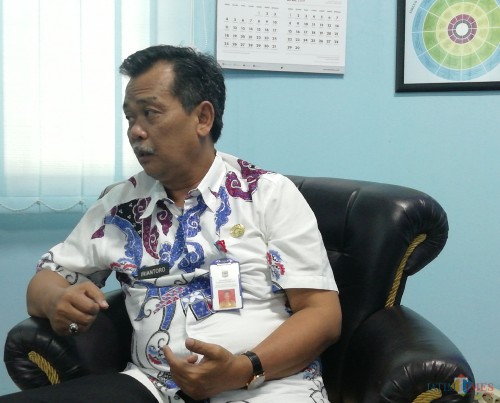 Kepala DPMPTSP Kabupaten Malang Iriantoro di ruang kerjanya. (Nana)