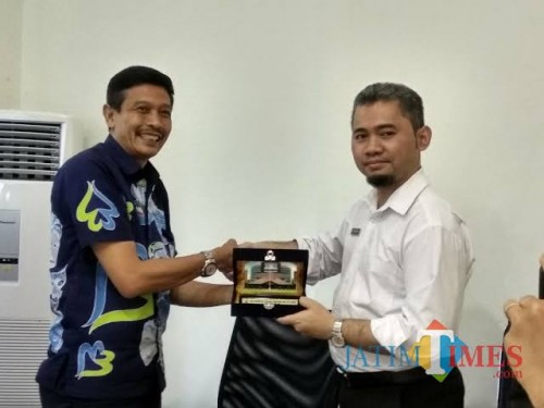 Kepala DPKPCK Kabupaten Malang Wahyu Hidayat (kiri) saat berkonsultasi terkait ranperda RDTRK. (Dok MalangTIMES)