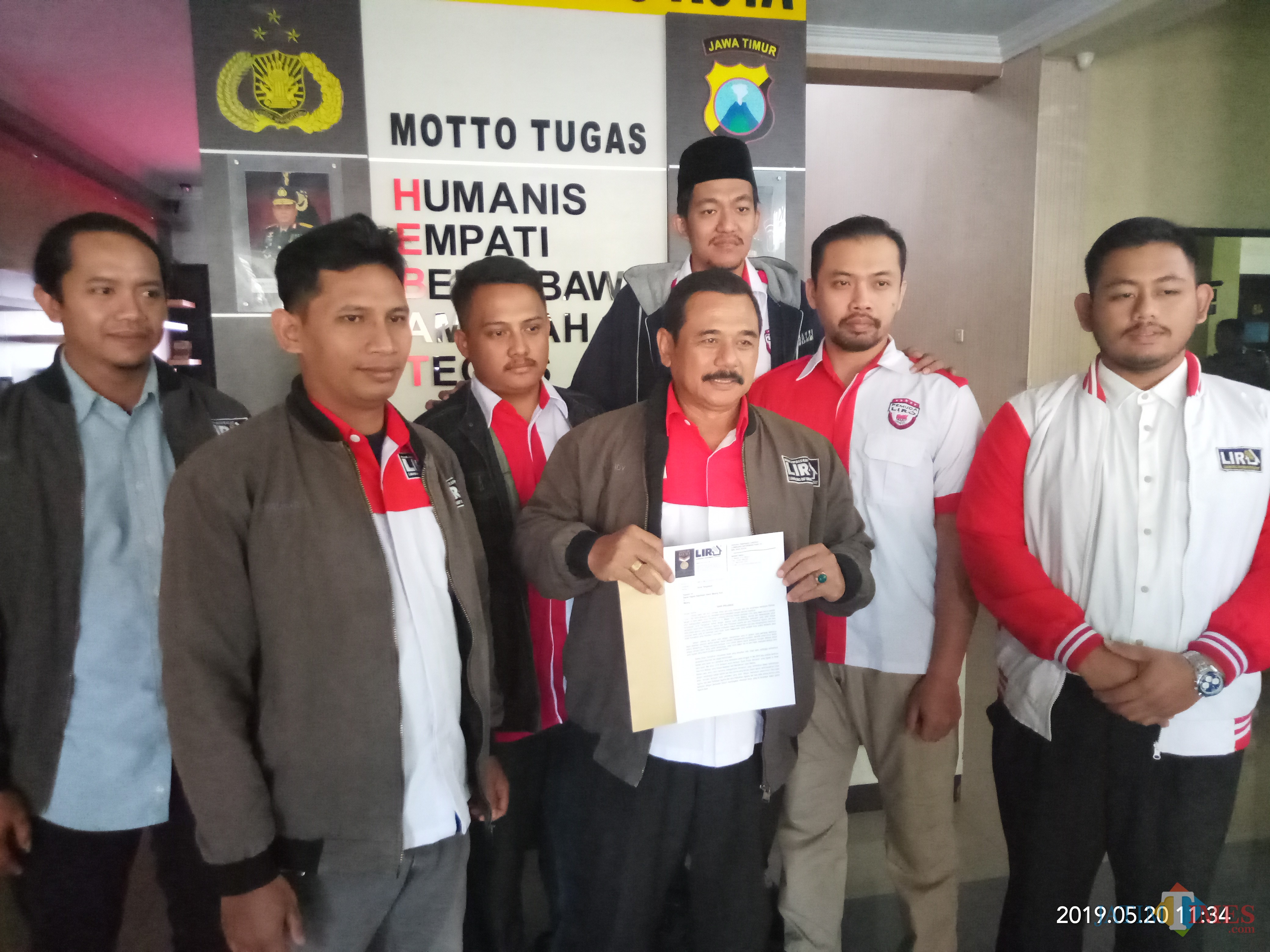 LIRA Malang Raya saat membuat aduan ke Polres Malang Kota mengenai kasus buka bersam Oppo Malang (Anggara Sudiongko/MalangTIMES)