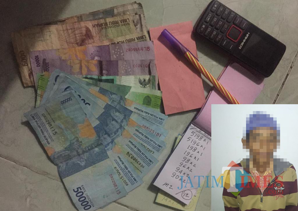 MS penjual togel dan barang buktinya. (Foto Heru Hartanto / Situbondo TIMES)