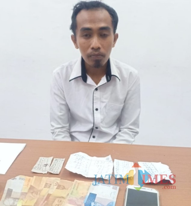 Novi Muryanto alias Itong seusai ditangkap dan diamankan di Mapolsek Kota Banyuwangi bersama barang bukti.