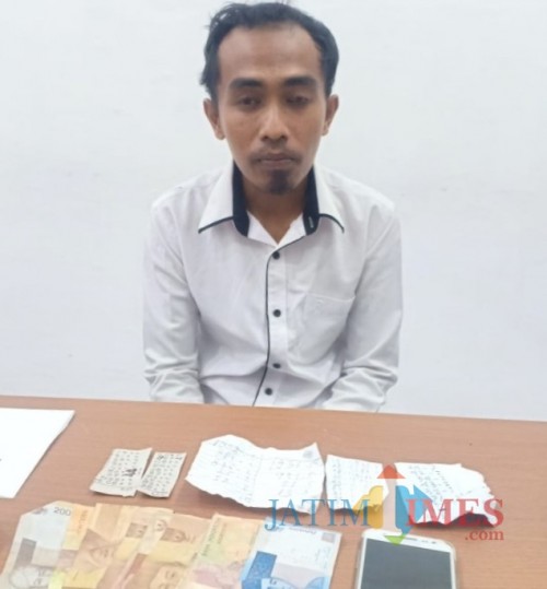 Novi Muryanto alias Itong seusai ditangkap dan diamankan di Mapolsek Kota Banyuwangi bersama barang bukti.
