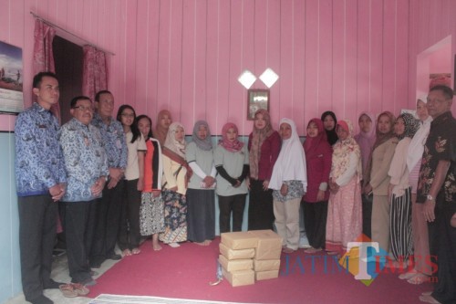 DLH Pemkab Blitar, Lurah Babadan bersama pengurus dan Anggota Bank Sampah Babadan.(Foto : Aunur Rofiq/BlitarTIMES)