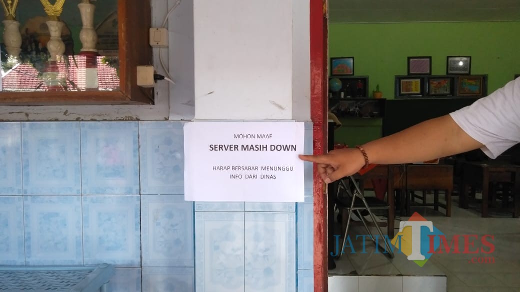 Pengumuman server PPDB tingkat SD dan SMP tahun 2019 yang masih mengalami gangguan jaringan, yang dipasang di Sekretariat SDN Sentul 2 Kota Blitar