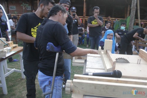 Penyandang disabilitas di Malang belajar membuat kerajinan berbahan kayu. (Foto: Dokumen MalangTIMES)