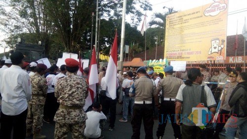 Massa pendukung Prabowo saat kempung kantor KPUD Jember (foto : Moh. Ali Makrus / Jatim TIMES)