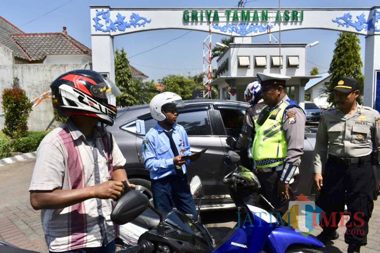 Petugas Polres Batu saat merazia pengguna roda dua di Jalan Ir Soekarno, Kecamatan Junrejo, Senin (20/5/2019).