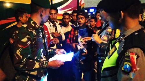 Petugas mengecek dokumen warga NTT yang diamankan di Pelabuhan Ketapang.