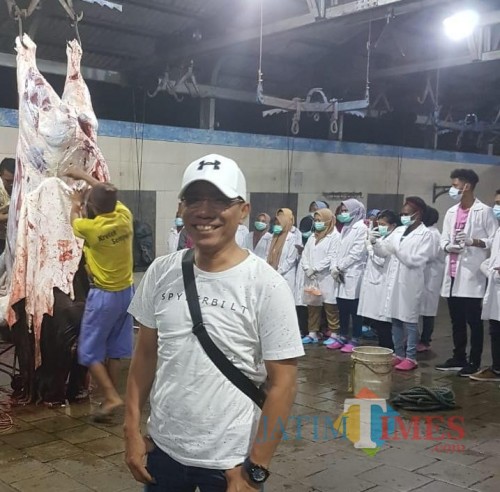 Plt Dirut PD RPH Kota Malang Ade Herawanto saat meninjau proses pemotongan daging sapi. (Foto: Dokumen RPH Kota Malang)
