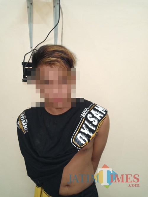 Syahrul Gunawan tersangka beserta barang bukti hasil pencurian saat diamankan pihak kepolisian, Kecamatan Bululawang (Foto : Humas Polres Malang for MalangTIMES)