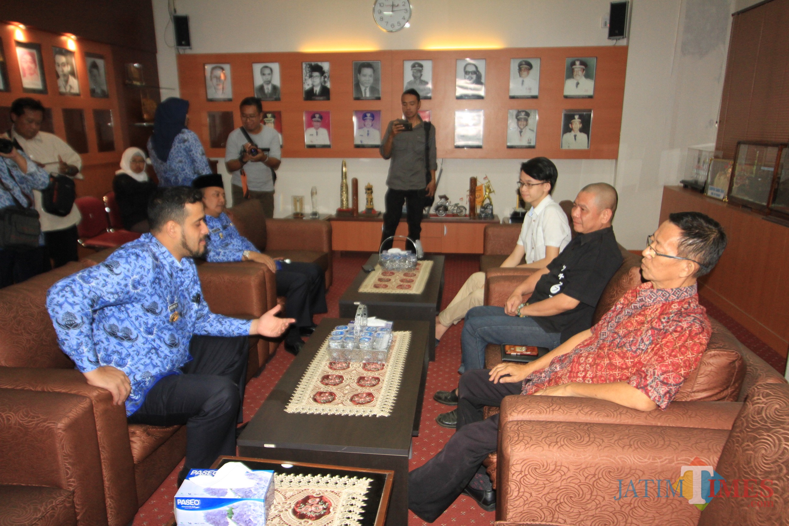 Wali Kota dan Wakil Wali Kota Probolinggo saat menemui pengurus klenteng Tri Dharma Sumber Naga di ruang transit kantor wali kota (Agus Salam/Jatim TIMES)