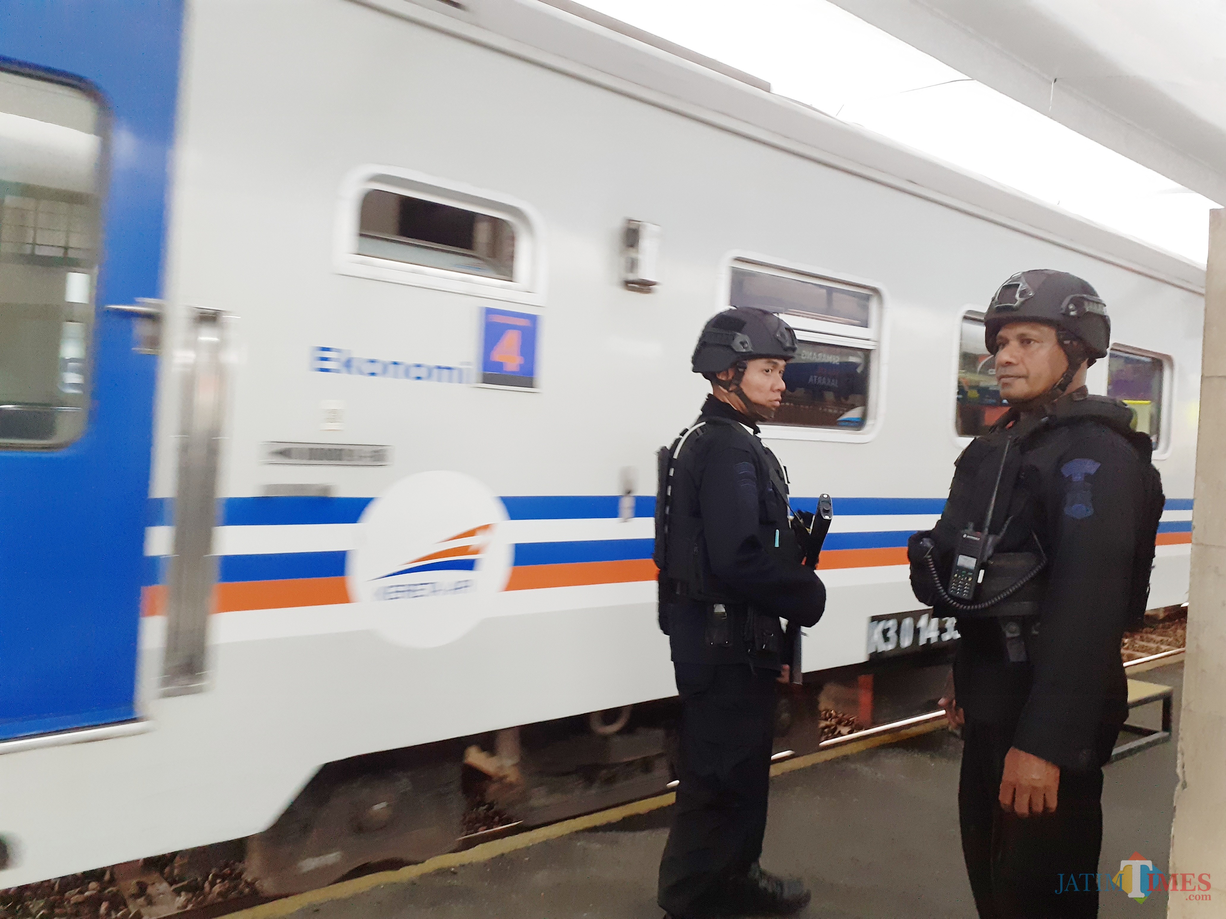 Beberapa petugas kepolisian tengah melakukan patroli di Stasiun Kota Baru. (Arifina Cahyanti Firdausi/MalangTIMES)