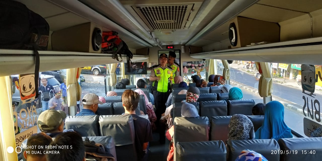 Petugas kepolisian saat menggelar razia cipta kondisi guna mengantisipasi pergerakan massa people power, Kabupaten Malang (Foto : Humas Polres Malang for MalangTIMES)