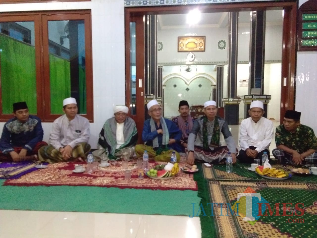 Bupati dan dandim duduk bersama didampingi sejumlah tokoh masyarakat Desa Paguan. Foto: Indra Setiawan/BondowosoTIMES
