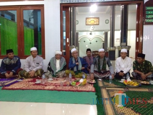 Bupati dan dandim duduk bersama didampingi sejumlah tokoh masyarakat Desa Paguan. Foto: Indra Setiawan/BondowosoTIMES