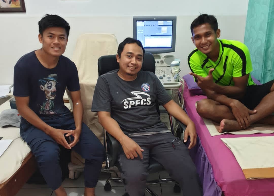 Dokter tim Arema FC, dr. Nanang Tri Wahyudi saat bersama Jefri Kurniawan dan Hendro Siswanto (instagram @dokternanang)
