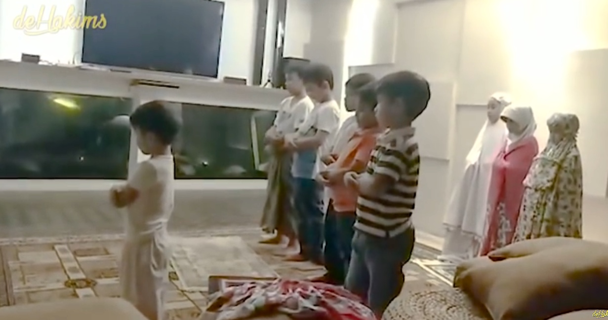 Djalu saat menjadi imam. (Foto: youtube deHakims)