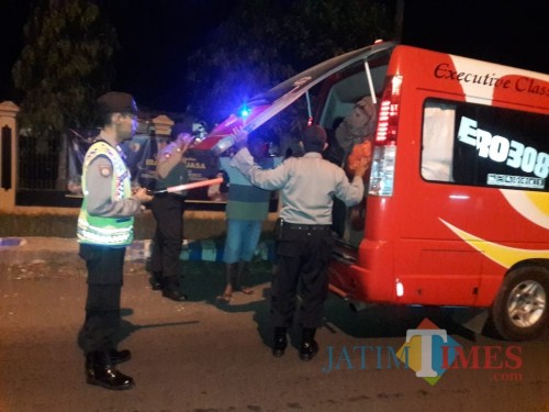 Jajaran Polsek Sumberbaru saat melakukan razia kendaraan roda empat di perbatasan Jember Lumajang (foto : istimewa / JatimTIMES)