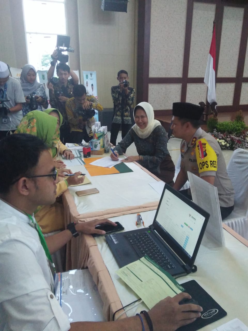Kapolres Batu AKBP Budi Hermanto SIK, MSi (berpeci hitam) mendampingi Wali Kota Batu Dewanti Rumpoko