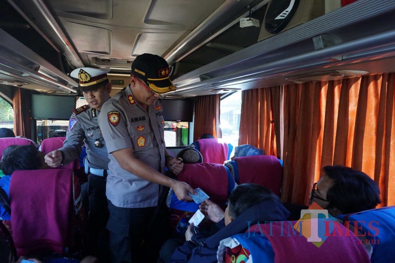 Kapolres Situbondo saat memeriksa penumpang bus. (Foto Heru Hartanto/Situbondo TIMES)