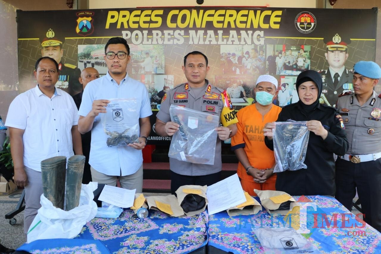 Muhammad Saikhoni (baju oranye) tersangka pembunuhan saat sesi rilis di halaman Polres Malang, Kabupaten Malang (Foto : Humas Polres Malang for MalangTIMES)