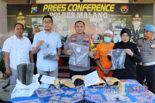 Muhammad Saikhoni (baju oranye) tersangka pembunuhan saat sesi rilis di halaman Polres Malang, Kabupaten Malang (Foto : Humas Polres Malang for MalangTIMES)