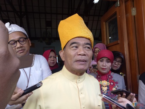 Mendikbud Muhadjir Effendy saat diwawancarai wartawan. (Foto: Imarotul Izzah/MalangTIMES)
