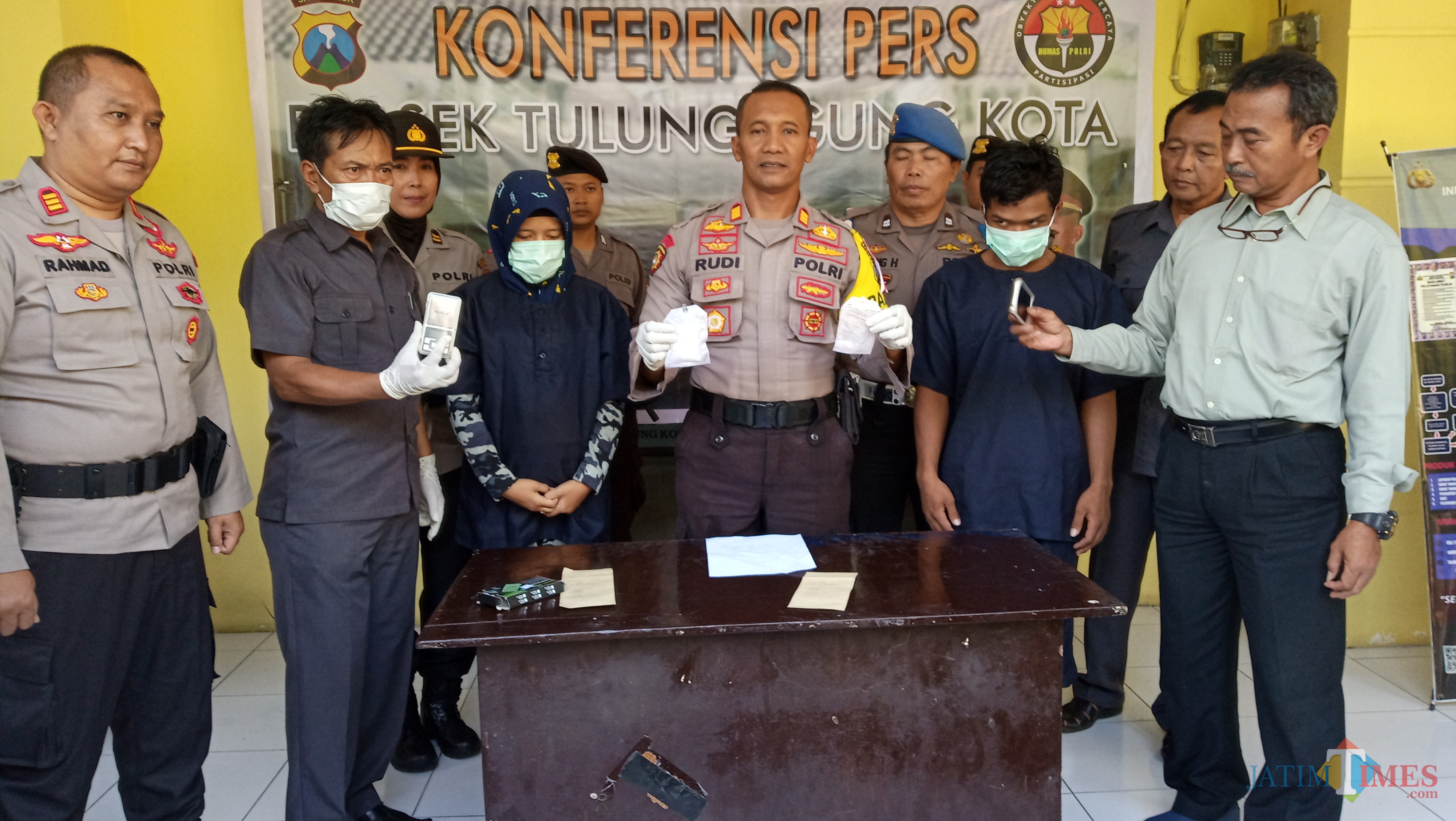 NL (berjilbab) dan MS (pakai masker) tertunduk lesu saat perang release oleh Kapolsek Kota, AKP Rudi Purwanto (foto : Joko Pramono/Jatim times)