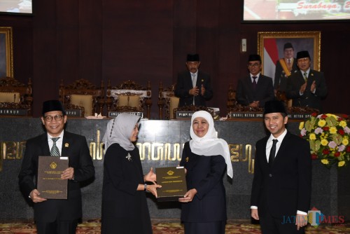 Penyerahan opini WTP di gedung DPRD Jatim.
