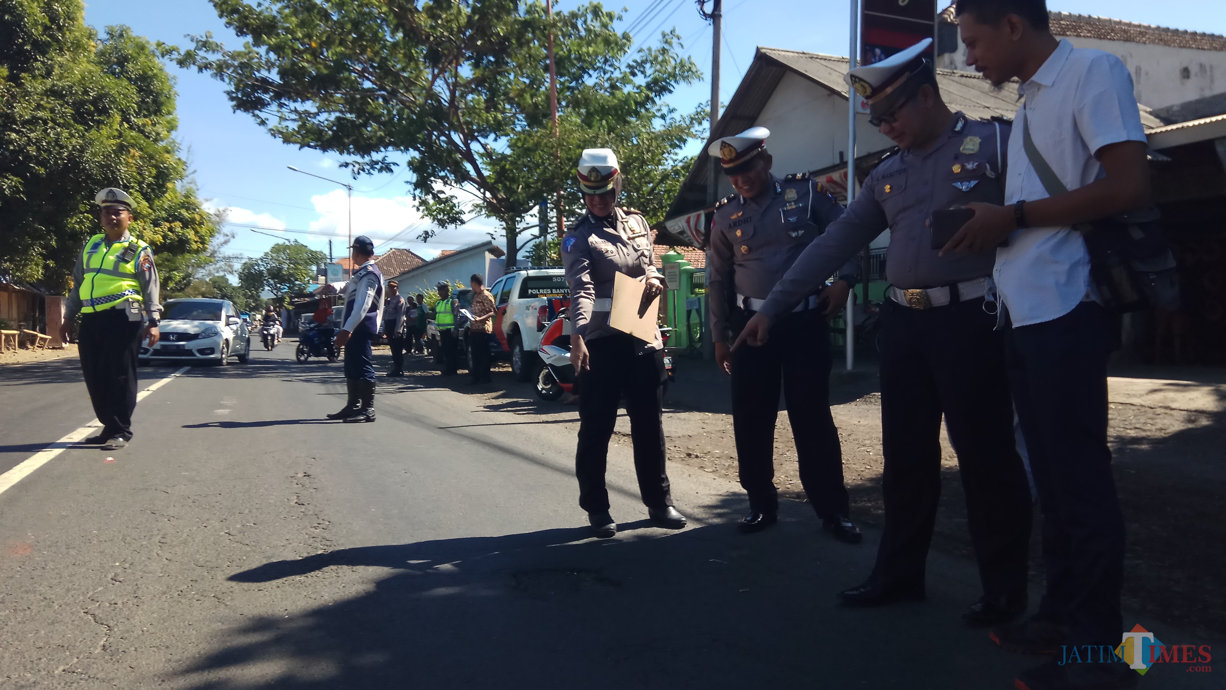Petugas mengecek kondisi jalan di jalur blackspot Banyuwangi.