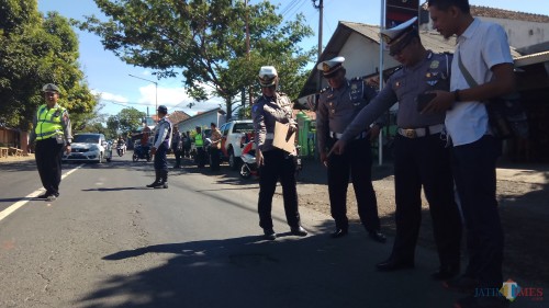 Petugas mengecek kondisi jalan di jalur blackspot Banyuwangi.
