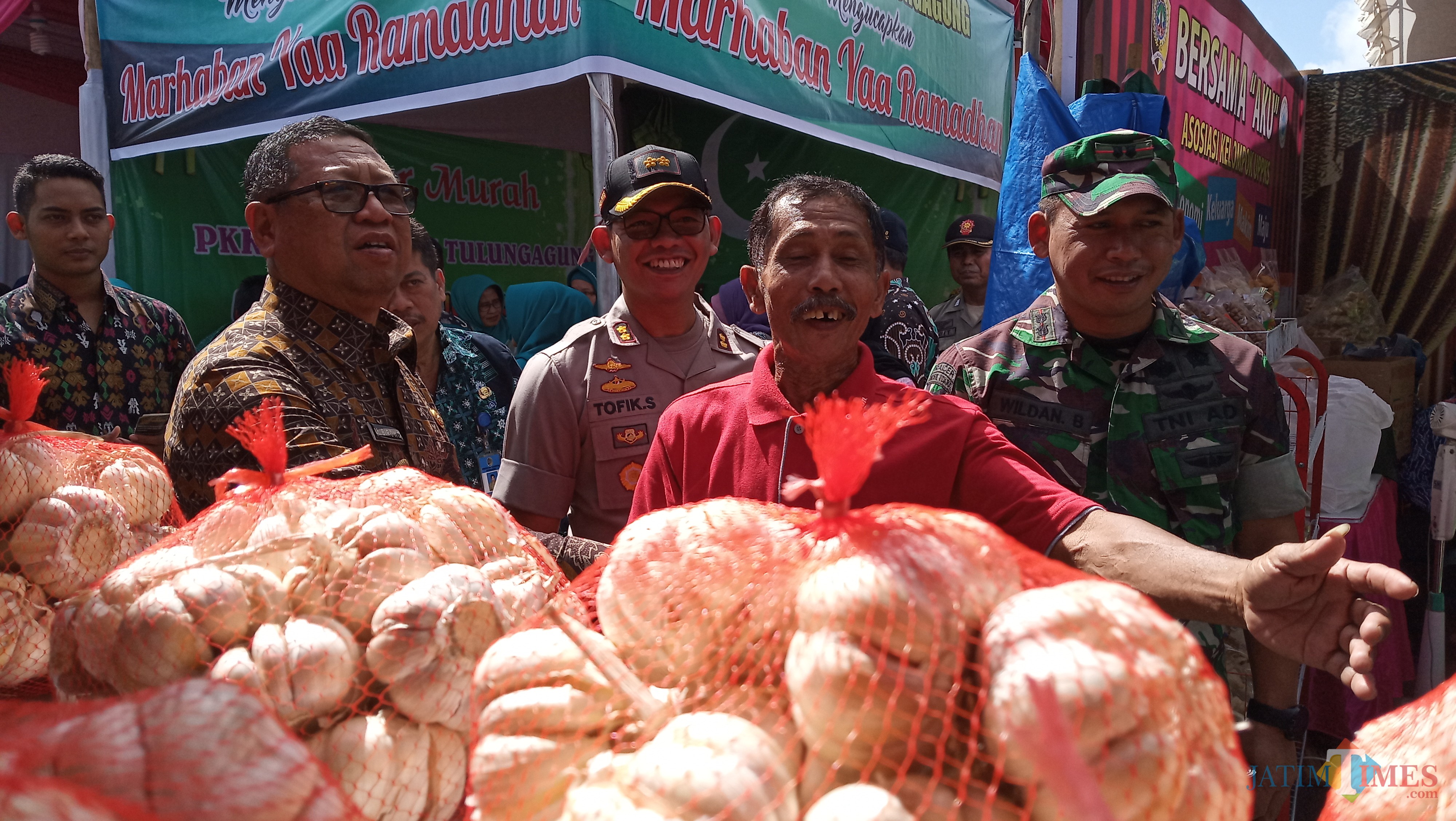 Plt Bupati Tulungagung (kiri) didampingi Kapolres dan Dandim melihat kondisi pasar murah (foto : Joko Pramono/Jatim Times)