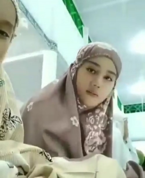 Video 5 Detik Perempuan Tarawih Ini Buat Warganet Tak Fokus Malangtimes