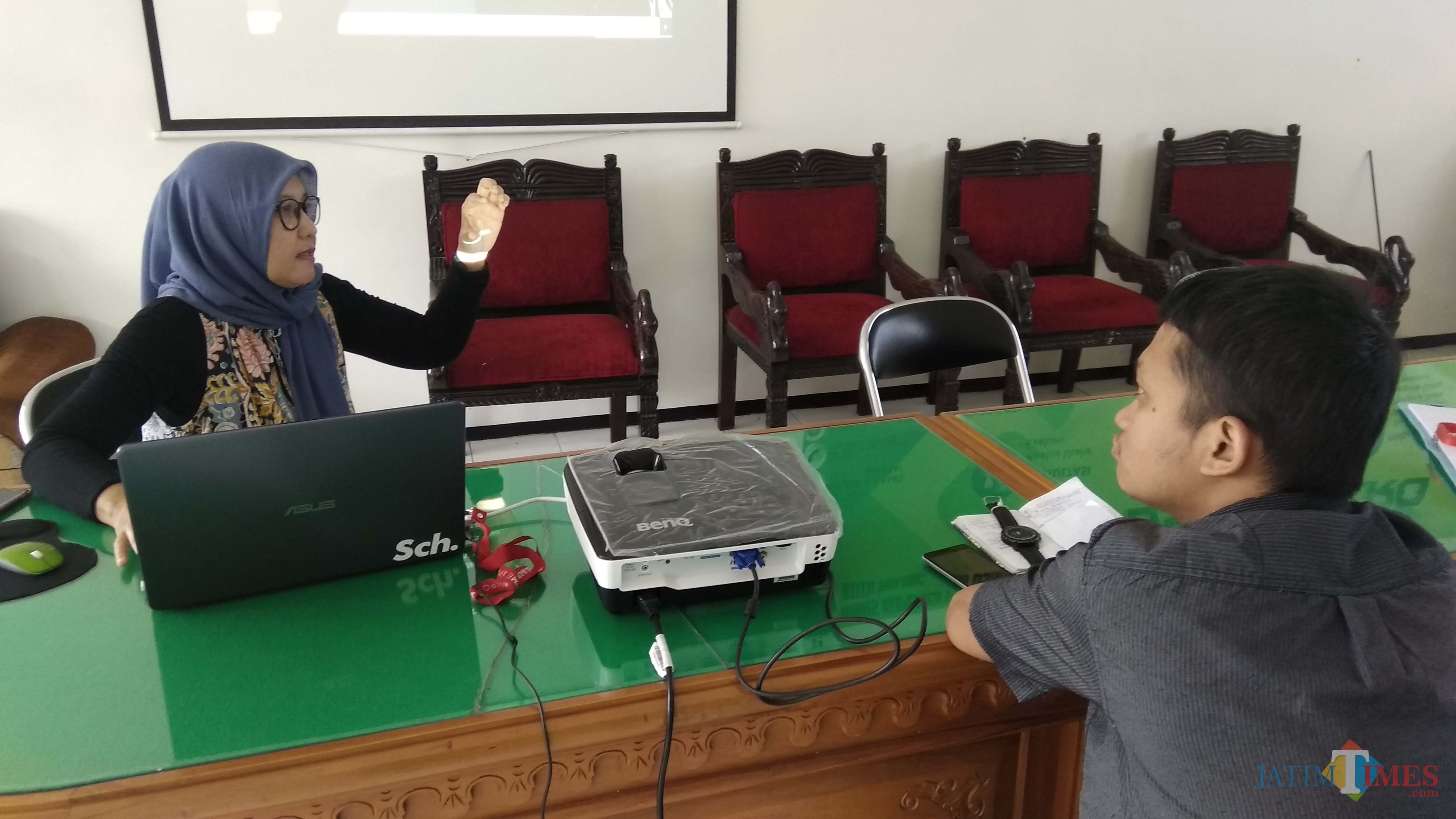 Suasana konsultasi dalam kegiatan Klinik Usaha Mikro di Kota Malang. (Foto: Nurlayla Ratri/MalangTIMES)
