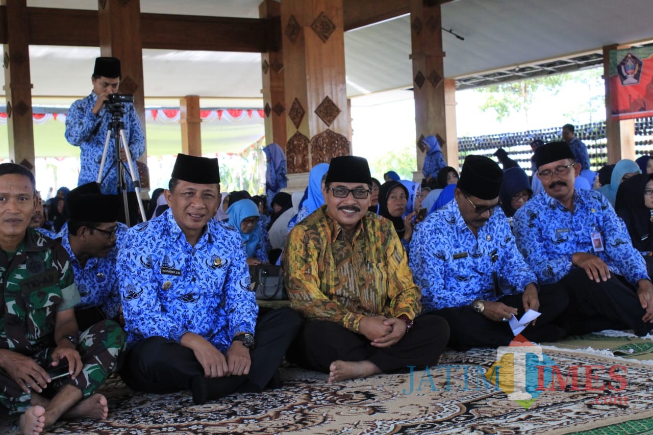 Wabup Blitar Marhaeinis U.W. membuka acara siraman rohani Korpri di Pendopo Sasana Adi Praja Kanigoro.(Foto : Team BlitarTIMES)