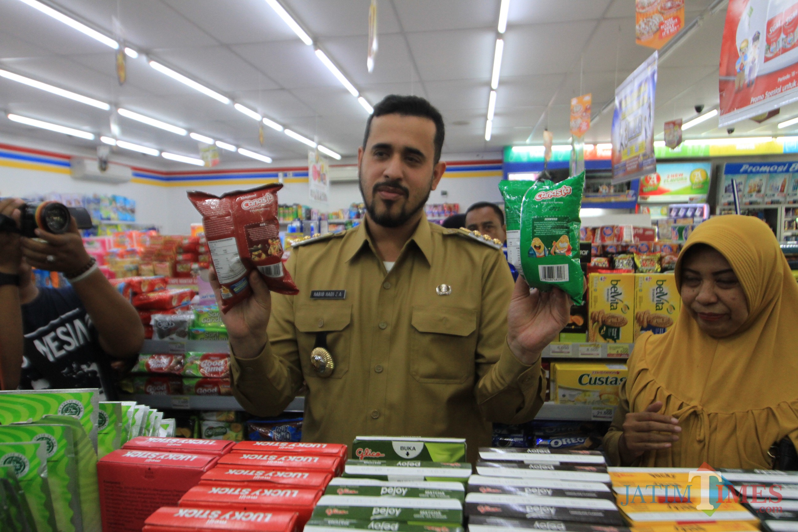 Wali Kota Probolinggo, Hadi Zainal Abidin menunjukkan makanan dalam kemasan yang kedaluwarsa (Agus Salam/Jatim TIMES)