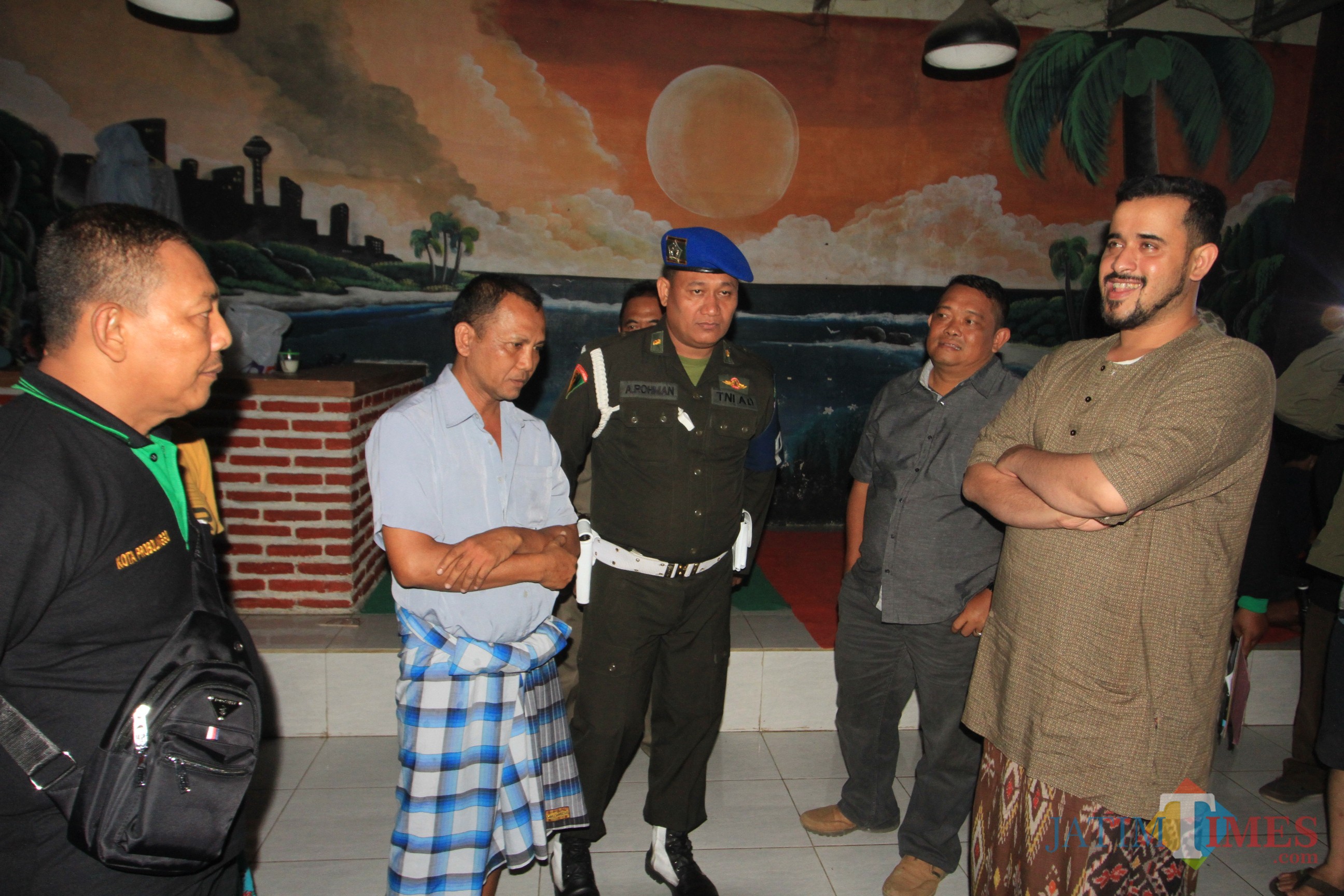 Wali Kota Probolinggo Hadi Zainal Abidin saat berbincang dengan pemilik Cafe Telolet (Agus Salam/JatimTIMES)