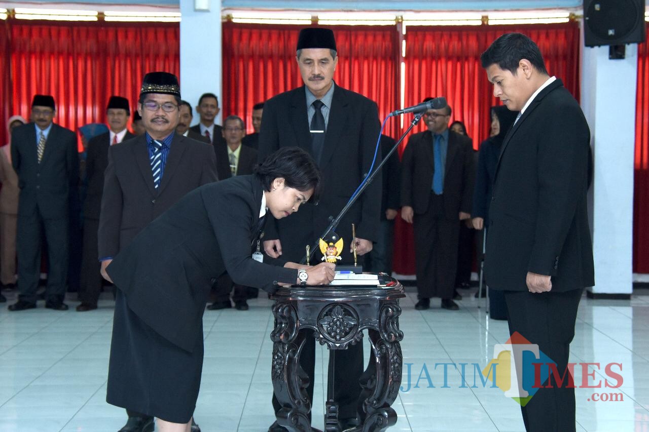 Walikota Kediri Abdullah Abu Bakar melantik beberapa pejabat di ruang Joyoboyo. (eko Arif s /JatimTimes)